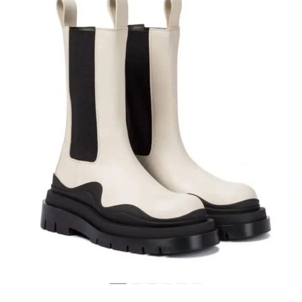 BOTEGGA VENETA TIRE CHELSEA BOOT - SEA SALT. Stylish Cream & Black Women's Boots
